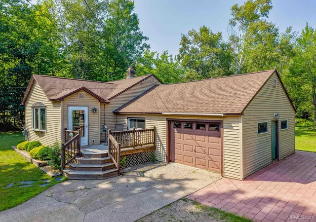 Photo 1 of Single family home for sale at 1952 Center St, Marquette, MI 49855 | MLS# 50217889 | Listing updated on 2026-08-27