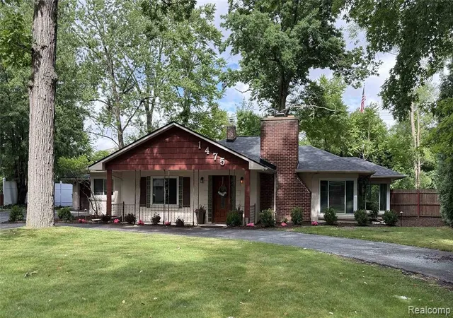 Homes for sale in Sylvan Lake, MI | 1475 Avondale St, Sylvan Lake, MI 48320 | MLS# 61007529
