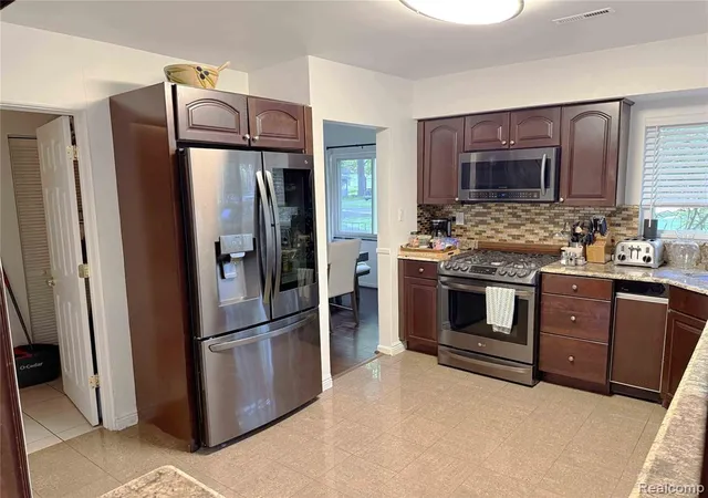 Homes for sale in Sylvan Lake, MI | 1475 Avondale St, Sylvan Lake, MI 48320 | MLS# 61007529