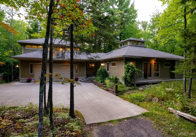 Photo 1 of Single family home for sale at 402 County Road 550 Road, Marquette, MI 49855 | MLS# 50219794 | Listing updated on 2026-08-29