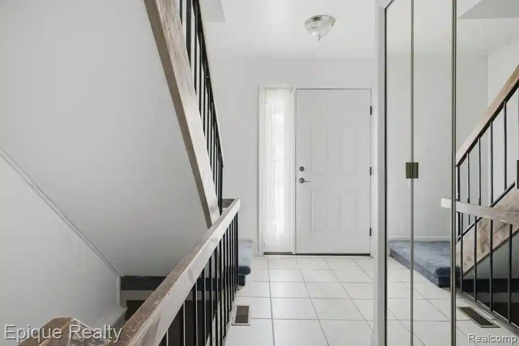 Listing Photo 10 - Condo for sale in building located at 3895 Old Creek Rd, Troy, MI 48084