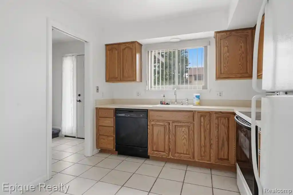 Listing Photo 11 - Condo for sale in building located at 3895 Old Creek Rd, Troy, MI 48084