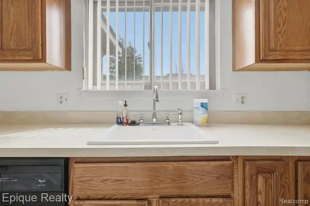 Listing Photo 12 - Condo for sale in building located at 3895 Old Creek Rd, Troy, MI 48084
