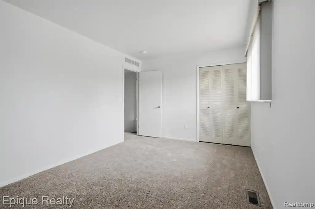 Listing Photo 17 - Condo for sale in building located at 3895 Old Creek Rd, Troy, MI 48084