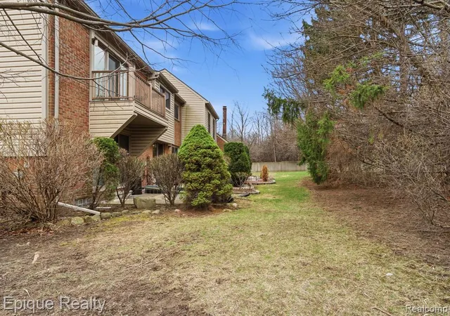Listing Photo 2 - Condo for sale in building located at 3895 Old Creek Rd, Troy, MI 48084 - Unit #