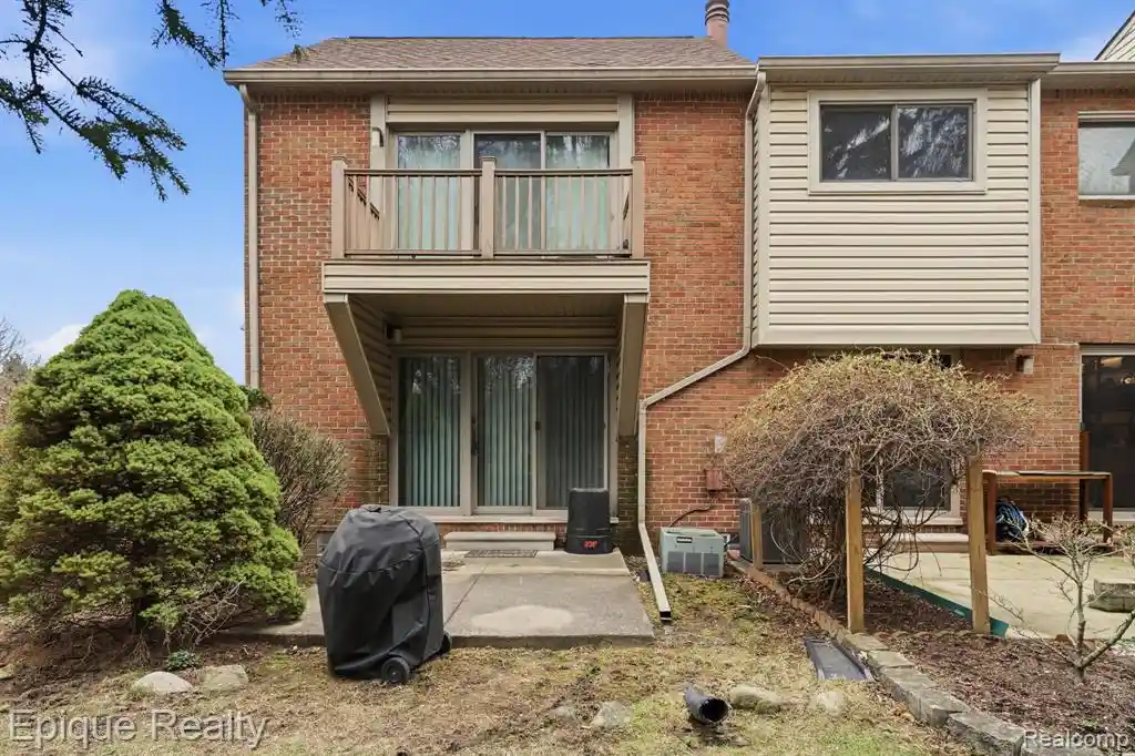 Listing Photo 23 - Condo for sale in building located at 3895 Old Creek Rd, Troy, MI 48084