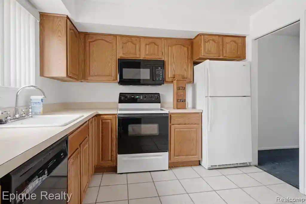 Listing Photo 3 - Condo for sale in building located at 3895 Old Creek Rd, Troy, MI 48084