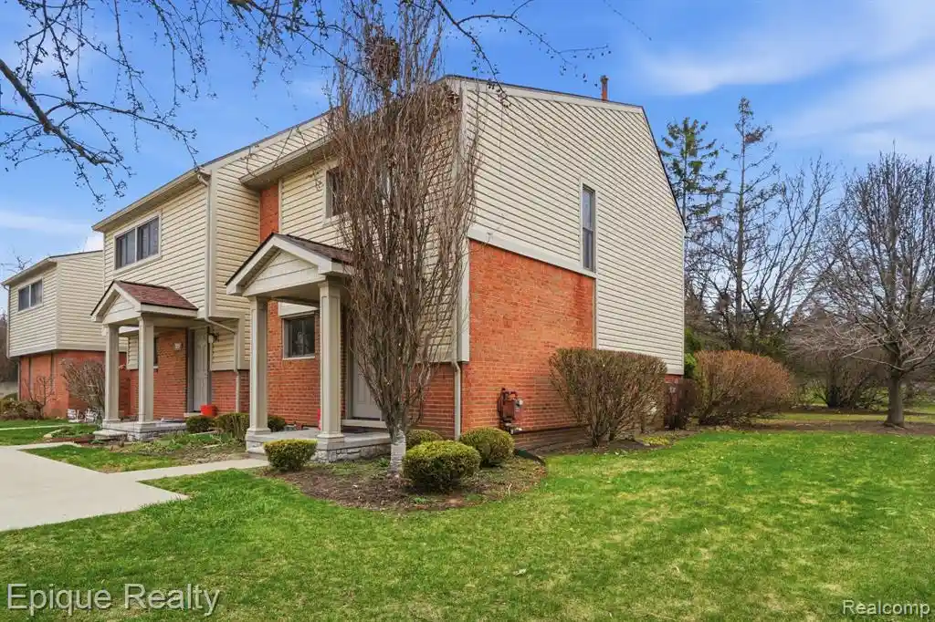 Listing Photo 7 - Condo for sale in building located at 3895 Old Creek Rd, Troy, MI 48084
