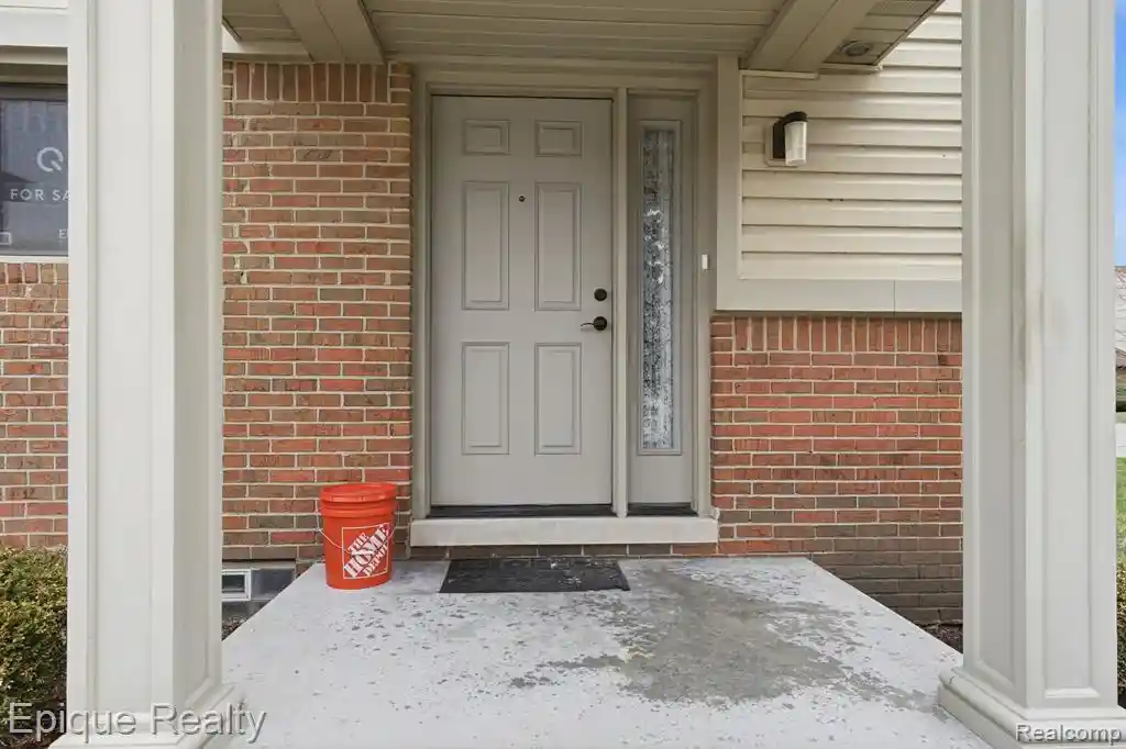 Listing Photo 8 - Condo for sale in building located at 3895 Old Creek Rd, Troy, MI 48084