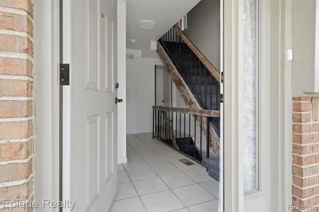 Listing Photo 9 - Condo for sale in building located at 3895 Old Creek Rd, Troy, MI 48084