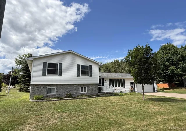 2nd image of 525 Erie Ave, Marquette, MI 49855 | MLS# 50219035