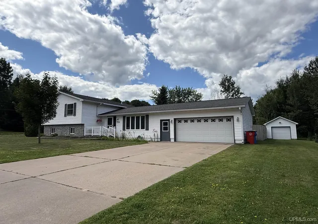 3rd image of 525 Erie Ave, Marquette, MI 49855 | MLS# 50219035