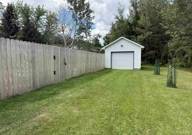 4th image of 525 Erie Ave, Marquette, MI 49855 | MLS# 50219035
