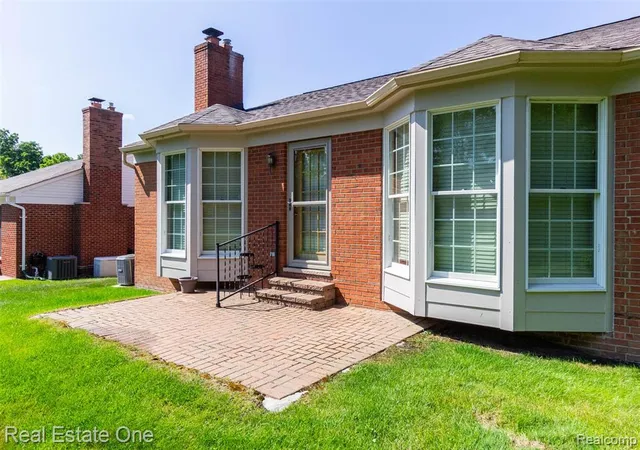 Homes for sale in Clinton Township, MI | 18801 Maple Circle, Clinton Township, MI 48036 | Houzeo