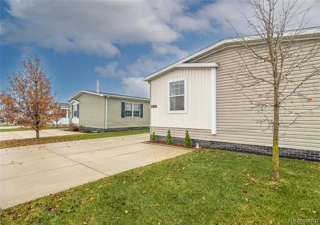 Homes for sale in Fenton, MI | 6267 Imperial Dr, Fenton, MI 48430 | MLS# 60987298