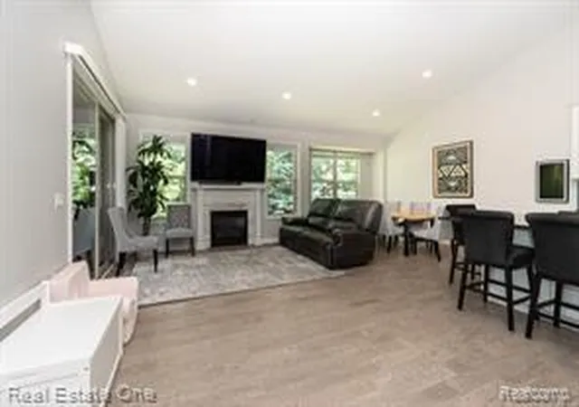 Homes for sale in Rochester, MI | 1011 Hampshire Ct, Rochester, MI 48307 | MLS# 61009379