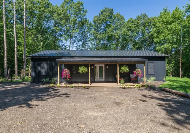 Homes for sale in Kalamazoo, MI | 30996 22Nd St, Kalamazoo, MI 49009 | MLS# 70540050