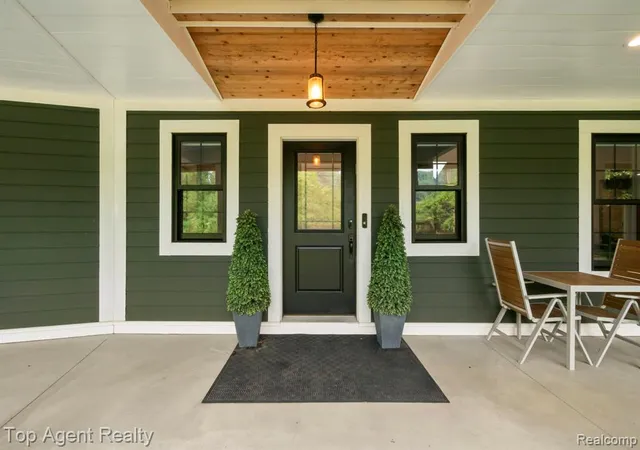 Photo 5 of Single family home for sale at 27593 Old Colony St, Farmington Hills, MI 48334 | MLS# 61014125 | Listing updated on 2026-09-04