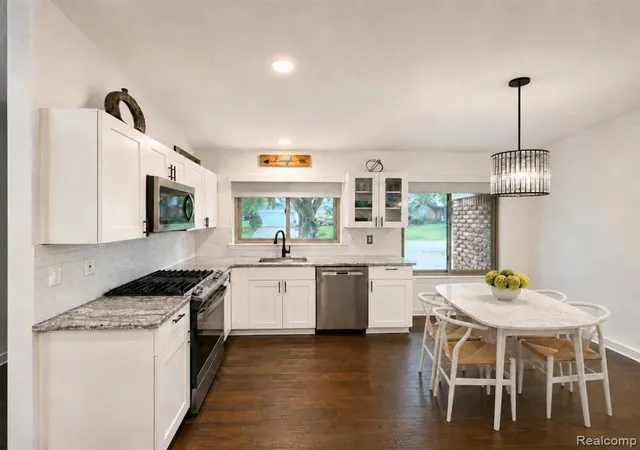 3rd image of 2033 Avonstoke Rd, Rochester Hills, MI 48307 | MLS# 61010479