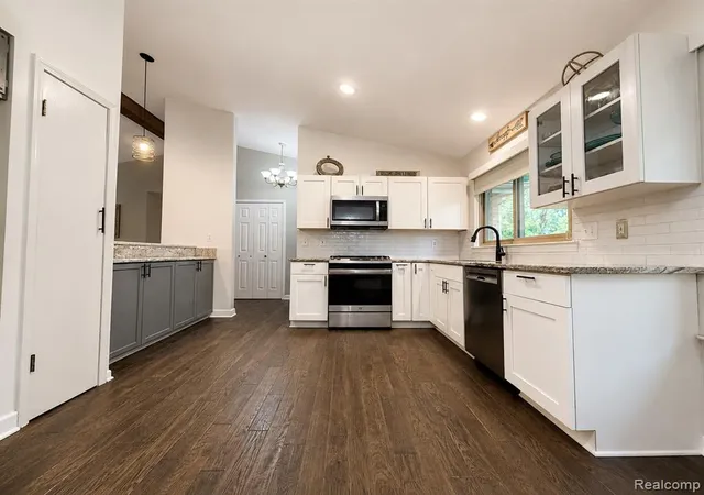 4th image of 2033 Avonstoke Rd, Rochester Hills, MI 48307 | MLS# 61010479