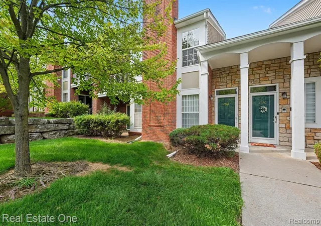 1st image of 4576 Berkshire Dr, Sterling Heights, MI 48314 | MLS# 61020490