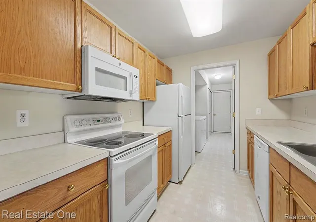 2nd image of 4576 Berkshire Dr, Sterling Heights, MI 48314 | MLS# 61020490