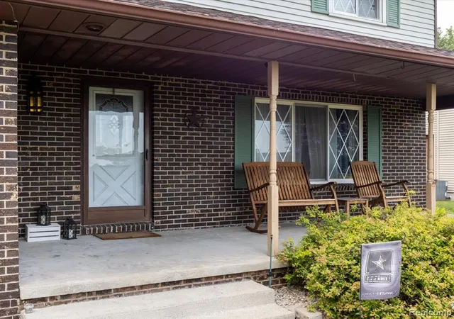 Homes for sale in Marysville, MI | 311 Collard Dr, Marysville, MI 48040 | MLS# 61007312