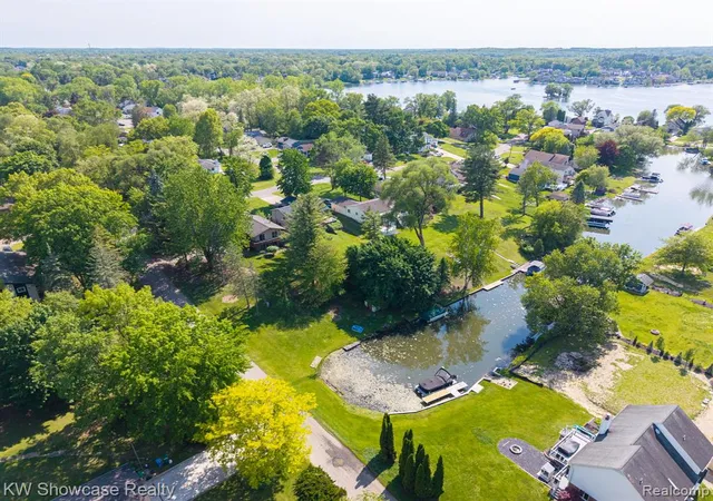 Homes for sale in Commerce Township, MI | 820 Clara St, Commerce Township, MI 48390 | MLS# 60997593