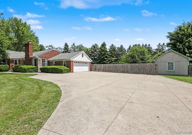 Photo 4 of Single Family Residence at 46430 Schoenherr Rd, Shelby Township, MI 48315 | MLS# 60997813 |  | Sold on 2026-07-10