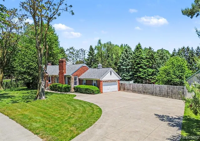 Photo 5 of Single Family Residence at 46430 Schoenherr Rd, Shelby Township, MI 48315 | MLS# 60997813 |  | Sold on 2026-07-10