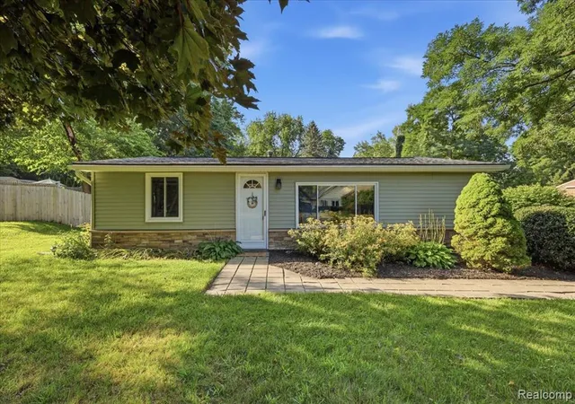 Photo 3 of Sale Pending at 9239 Villa Crest Dr, Clarkston, MI 48346 1864 | MLS# 61023795 | Listing updated on 2026-09-14