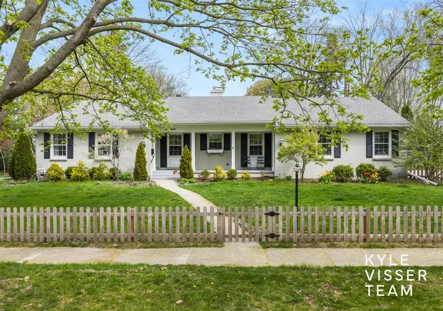 Homes for sale in Grand Rapids, MI | 2405 Oakwood Dr, Grand Rapids, MI 49506 | MLS# 70528338