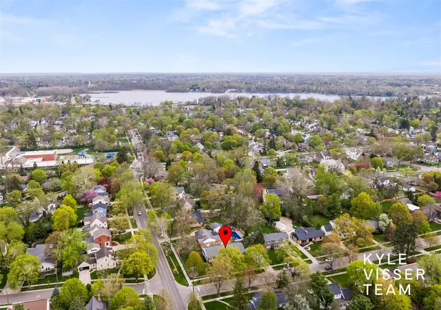 Homes for sale in Grand Rapids, MI | 2405 Oakwood Dr, Grand Rapids, MI 49506 | MLS# 70528338
