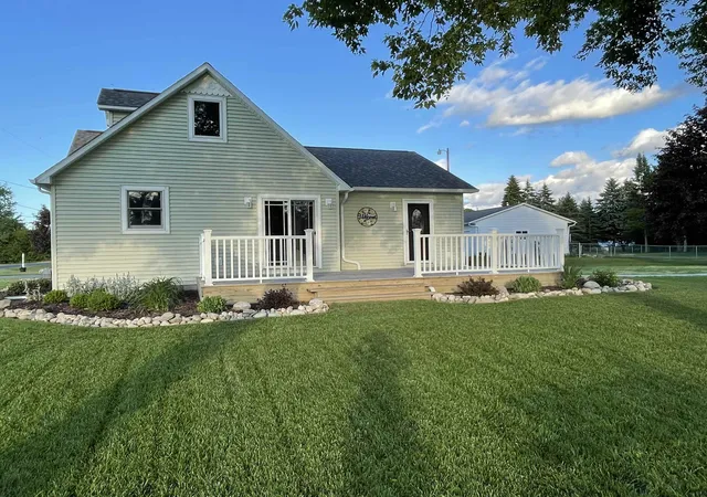 Homes for sale in Essexville, MI | 1285 W Nebobish Rd Rd, Essexville, MI 48732 | MLS# 50212317