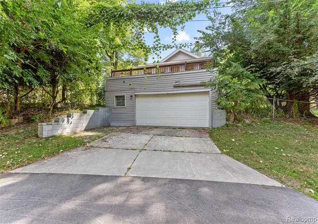 Photo 1 of Single family home for sale at 2550 Loon Lake Rd, Wixom, MI 48393 | MLS# 61022837 | Listing updated on 2026-08-23