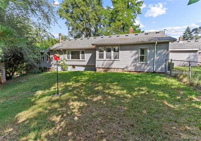 Photo 3 of Single family home for sale at 2550 Loon Lake Rd, Wixom, MI 48393 | MLS# 61022837 | Listing updated on 2026-08-23
