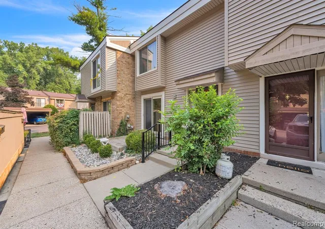 Photo 3 of Condo for sale at 1424 Oakbrook, Rochester Hills, MI 48307 | MLS# 61015805 | Listing updated on 2026-09-02