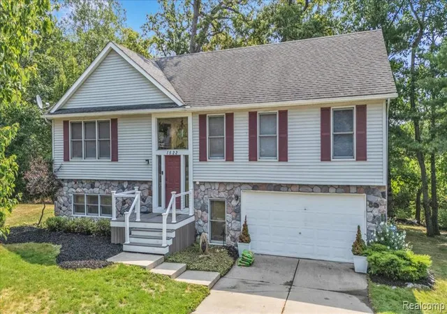 1st image of 1522 Oregon Ct, Waterford, MI 48327 | MLS# 61020280