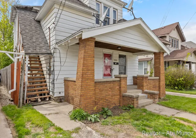 Homes for sale in Wyoming, MI | 2029 Arnold Ave, Wyoming, MI 49509 | MLS# 70530582