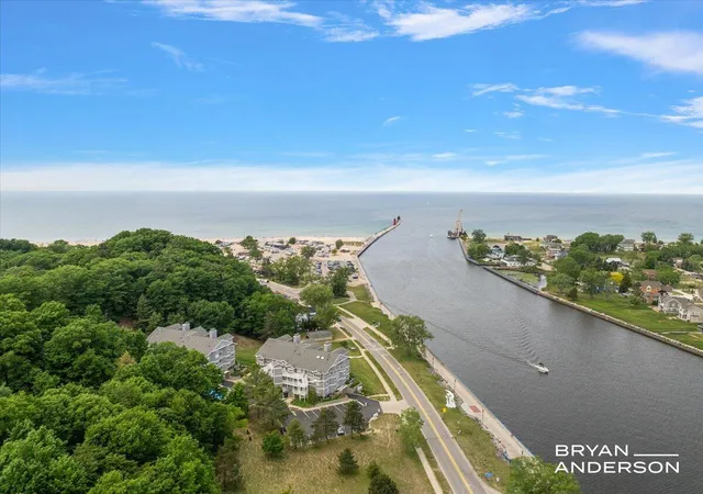 2nd image of 810 S Harbor Dr #22, Grand Haven, MI 49417 | MLS# 70538304