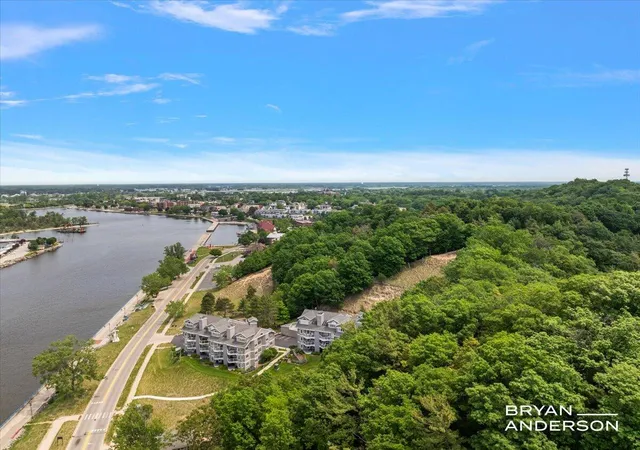 3rd image of 810 S Harbor Dr #22, Grand Haven, MI 49417 | MLS# 70538304