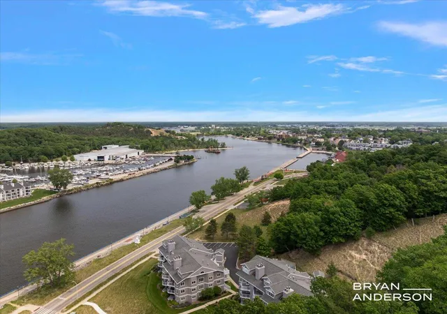 4th image of 810 S Harbor Dr #22, Grand Haven, MI 49417 | MLS# 70538304