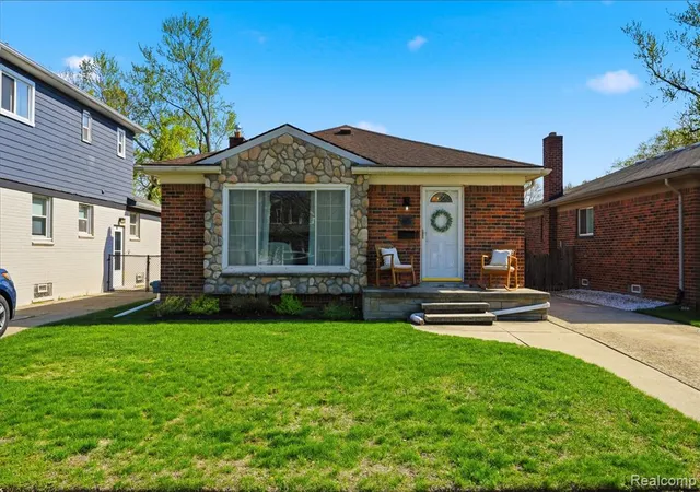 Homes for sale in Clawson, MI | 65 W Elmwood Ave, Clawson, MI 48017 | MLS# 60987992