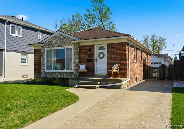 Homes for sale in Clawson, MI | 65 W Elmwood Ave, Clawson, MI 48017 | MLS# 60987992