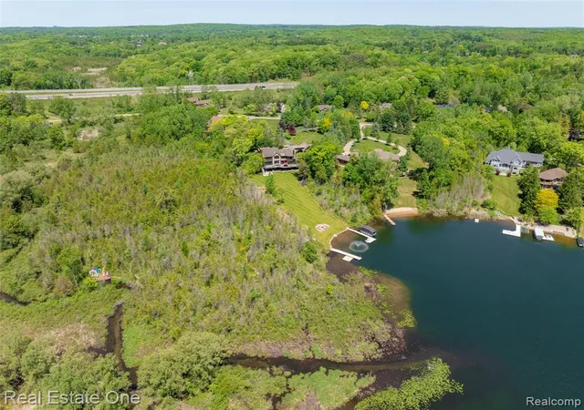 4th image of 7689 Deerhill Dr, Clarkston, MI 48346 | MLS# 61000485