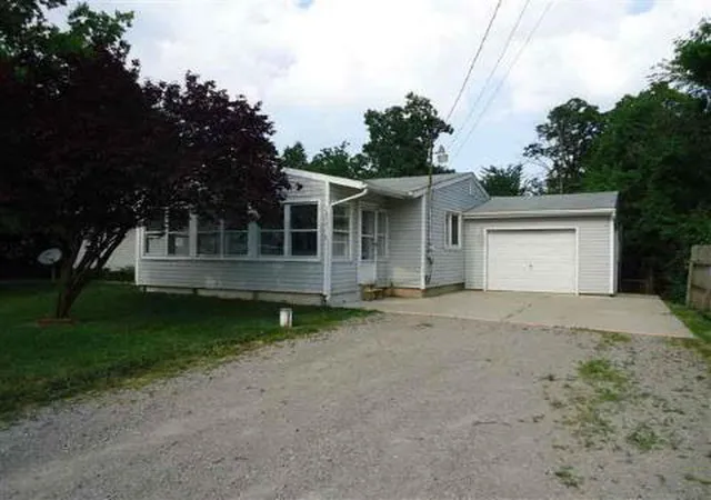 Single Family Residence at 2873 Wolf Crk Hwy, Adrian, MI 49221 | MLS# 20014421 | | Sold on 2011-11-09