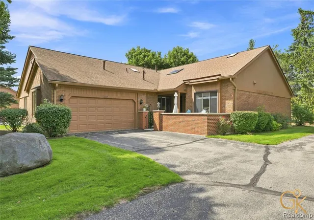 Photo 2 of Sale Pending at 2216 London Bridge Dr, Rochester Hills, MI 48307 4232 | MLS# 61024932 | Listing updated on 2026-09-18