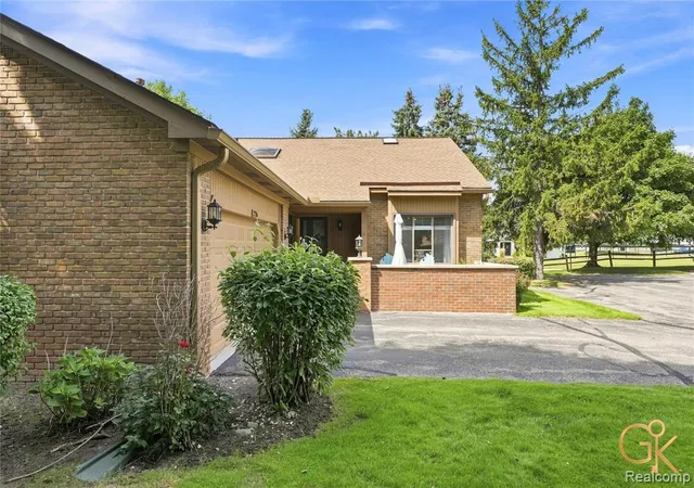 Photo 3 of Sale Pending at 2216 London Bridge Dr, Rochester Hills, MI 48307 4232 | MLS# 61024932 | Listing updated on 2026-09-18