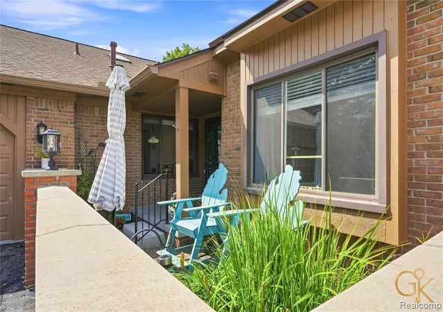 Photo 4 of Sale Pending at 2216 London Bridge Dr, Rochester Hills, MI 48307 4232 | MLS# 61024932 | Listing updated on 2026-09-18