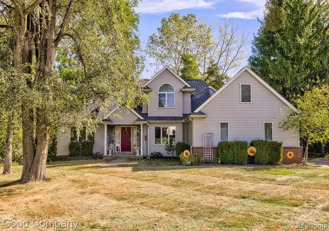 1st image of 575 Lakes Edge Dr, Oxford, MI 48371 | MLS# 61015039